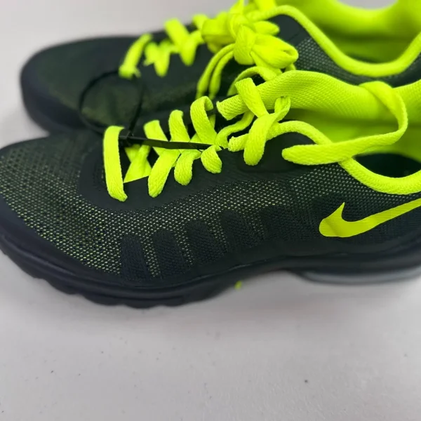 nike air max invigor size 5